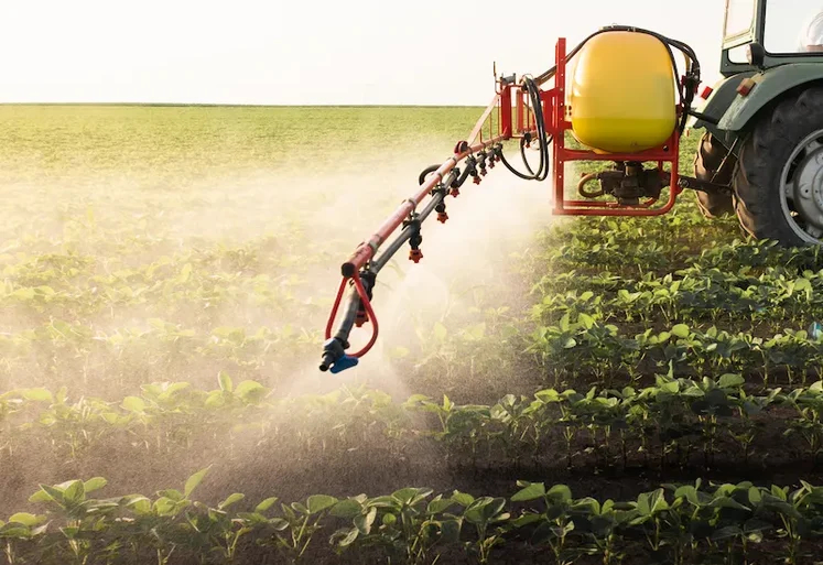 A agricultura digital contribui com a gestão do estoque de insumos da fazenda, como os defensivos