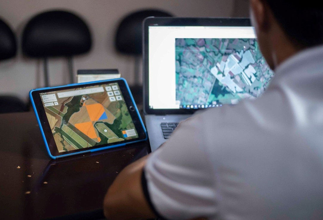 Productor analizando datos agronómicos en FieldView™ para planificar la fertilización del maíz