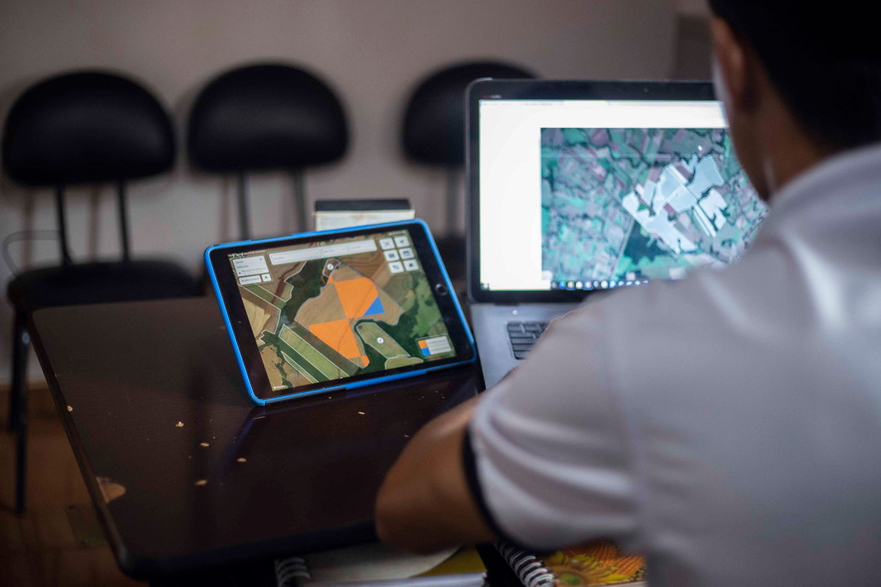 Productor analizando mapas agrícolas en FieldView™ para planificar decisiones de campaña